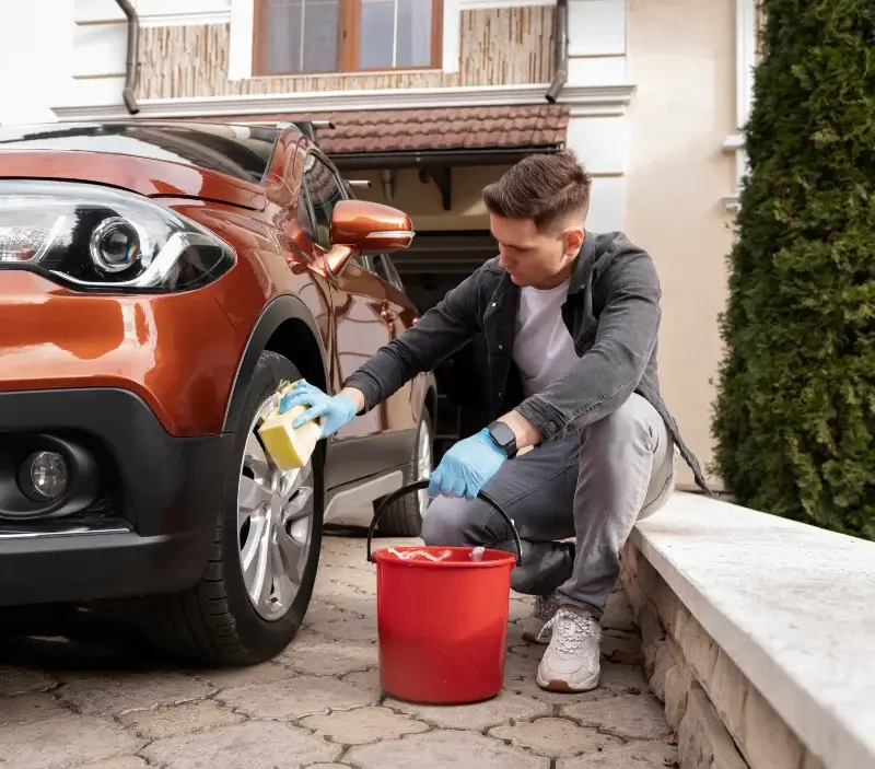 Lavage auto à domicile Église-Neuve-de-Vergt : professionnel intervenant sur un véhicule